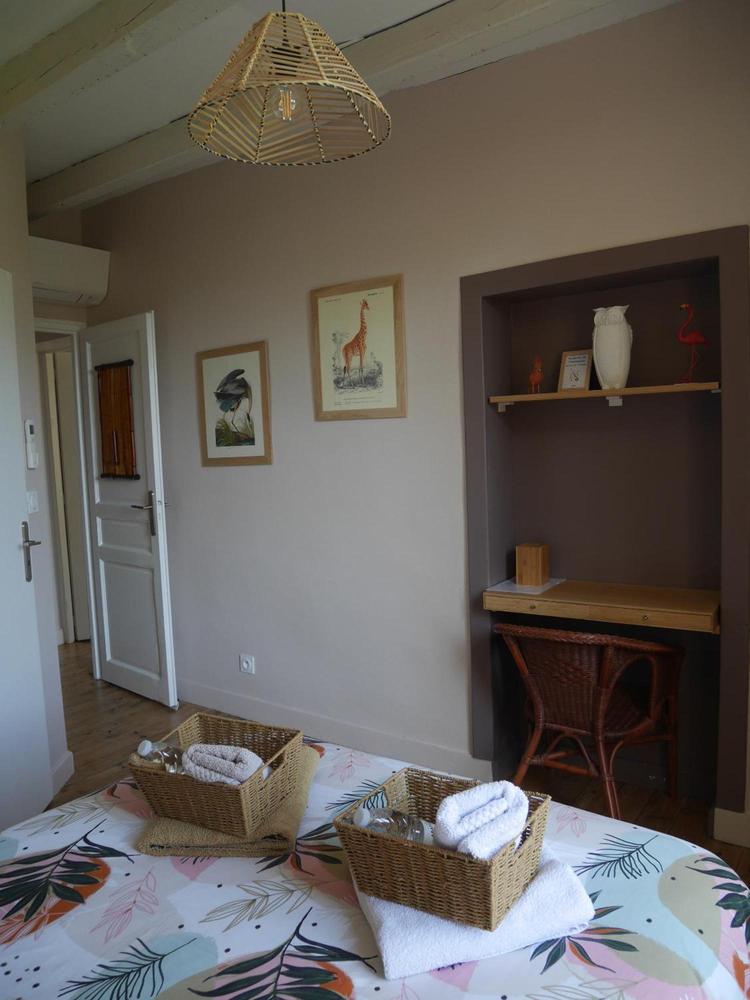 Les Volets Violets Bed & Breakfast Сал Екстериор снимка